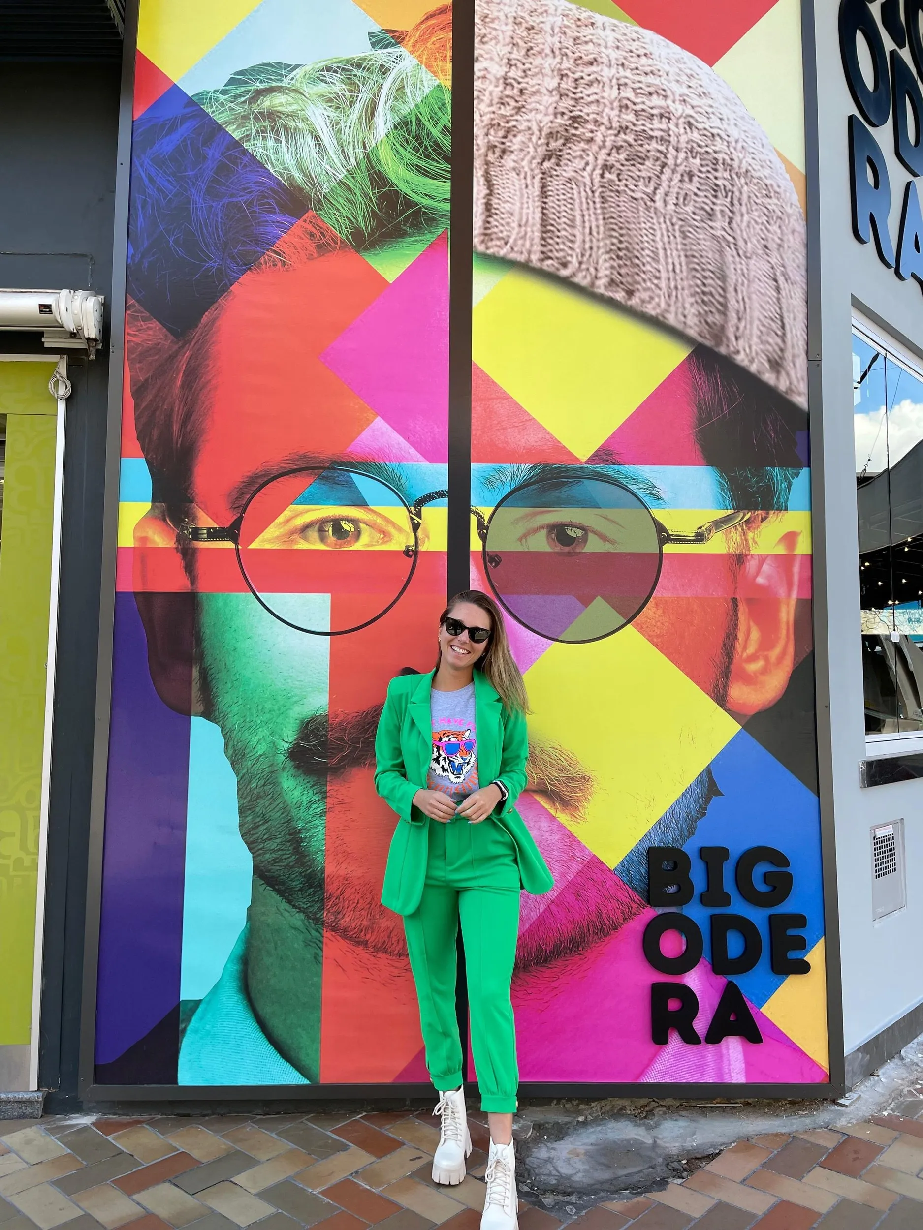 Carol Fanchini diante do mural pop-art da fachada da Bigodera