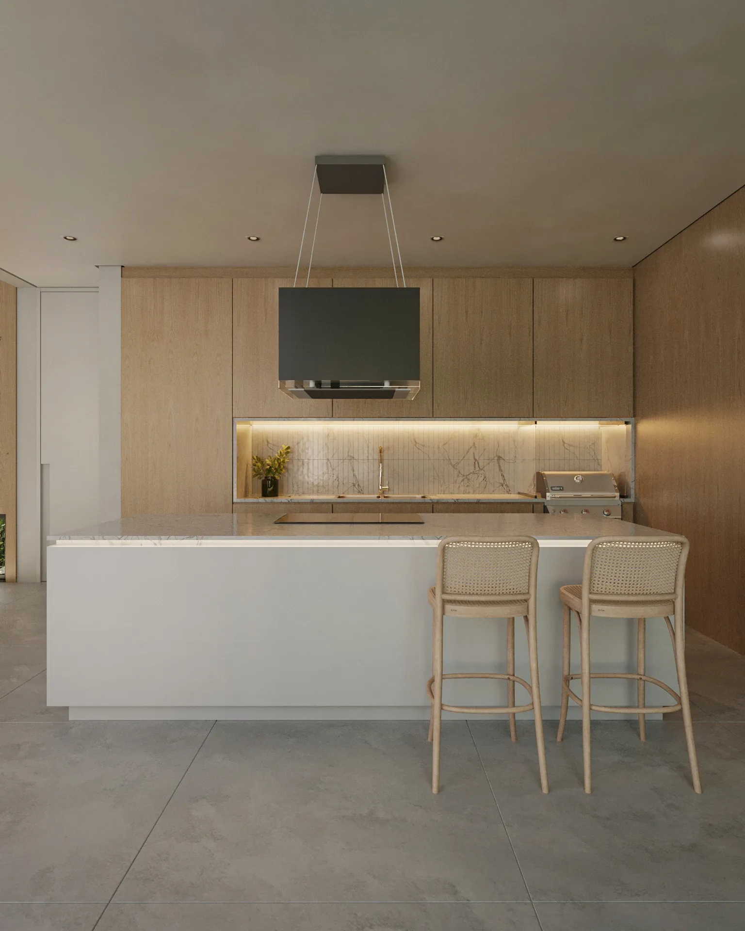 Cozinha com ilha branca, banquetas e painel ripado de madeira