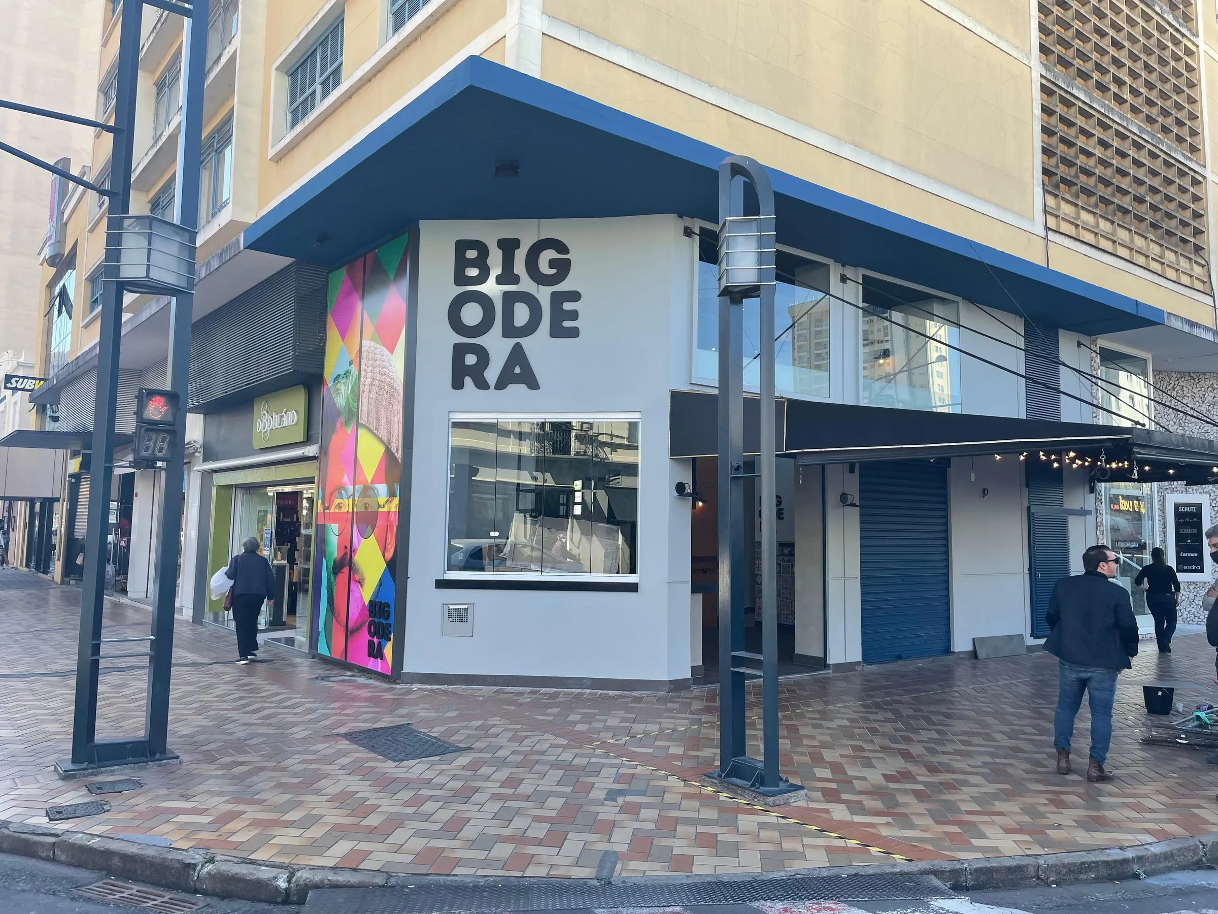 O bar visto da rua, ocupando a esquina do edifício